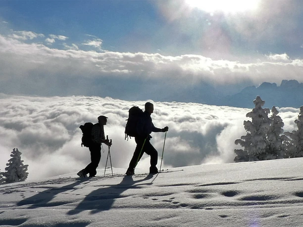 Tourengeher über dem Nebelmeer.