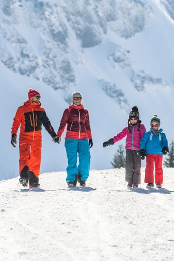 Familie bei Winterwandern auf Turren