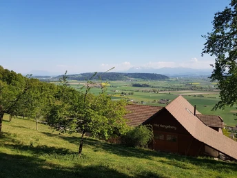 Bauernhof bei Ängelberg, im Hintergrund das Wauwilermoos