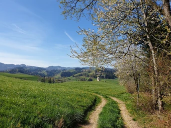 Vorbei am Skilift Hübeli