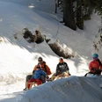 Schlittelgruppe auf dem Schlittelweg Rotenflue - Rätigs