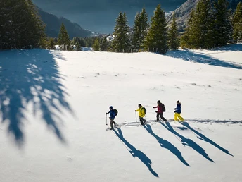 Spuren durch die unberührte Landschaft ziehen