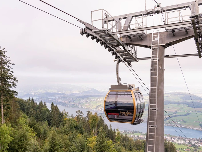 Mit der Luftseilbahn geht's hoch auf die Seebodenalp
