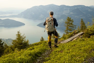 Wanderer beim Aussichtspunkt Stollen auf der Klewenalp