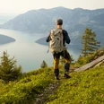 Wanderer beim Aussichtspunkt Stollen auf der Klewenalp