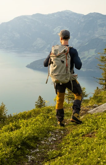 Wanderer beim Aussichtspunkt Stollen auf der Klewenalp
