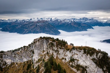 Gipfel der Rigi Hochflue, im Hintergrund Fronalpstock und die Berge des Schächentals