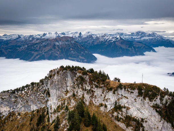 Gipfel der Rigi Hochflue, im Hintergrund Fronalpstock und die Berge des Schächentals