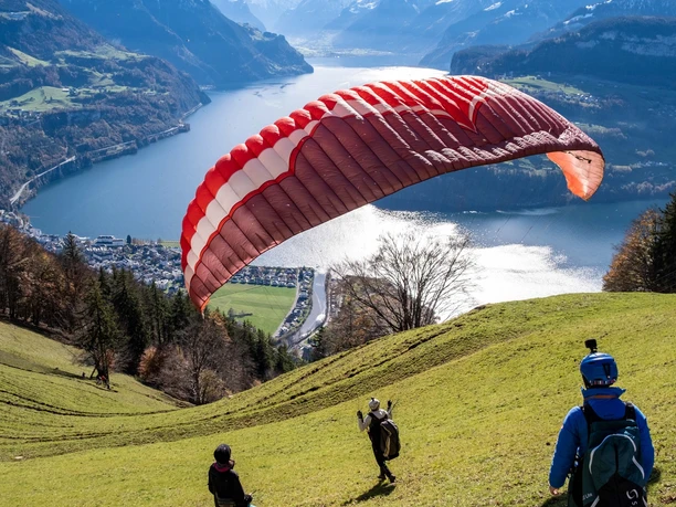 Gleitschirme unter dem Restaurant Timpel