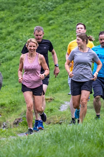Trail Runner in der Nähe des Muotasteins
