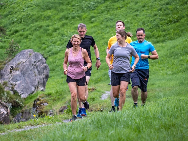 Trail Runner in der Nähe des Muotasteins