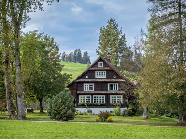 Bauernhaus am Wegrand
