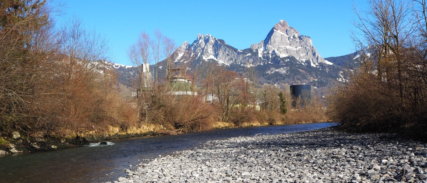 Blick von der Muota zum Mythenmassiv