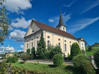 In Hergiswil steht die Kirche noch im Dorf :-)