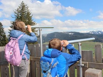 Kinder auf dem Sinnespfad