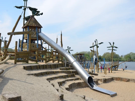 Riesenrutsche auf dem Piratenspielplatz am Salzgittersee