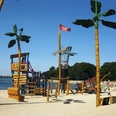 Kletterareal mit künstlichen Palmen auf dem Piratenspielplatz am Salzgittersee