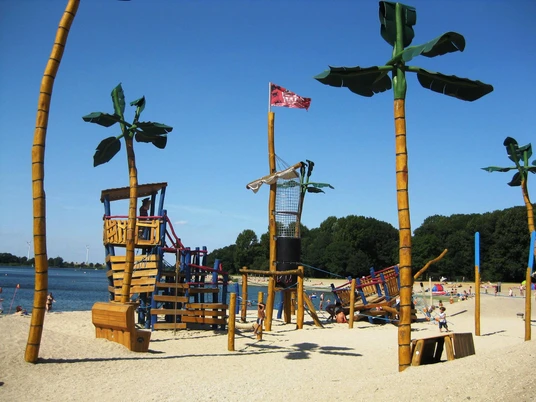 Kletterareal mit künstlichen Palmen auf dem Piratenspielplatz am Salzgittersee