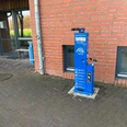 Radstation Hoyerhagen Die Radstation in Hoyerhagen bietet eine blaue Reparatursäule inklusive Luftpumpen an einer Backsteinmauer.