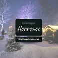Weihnachtsmarkt Winterlicher Weihnachtsmarkt mit beleuchtetem Stand und schneebedeckten Bäumen.