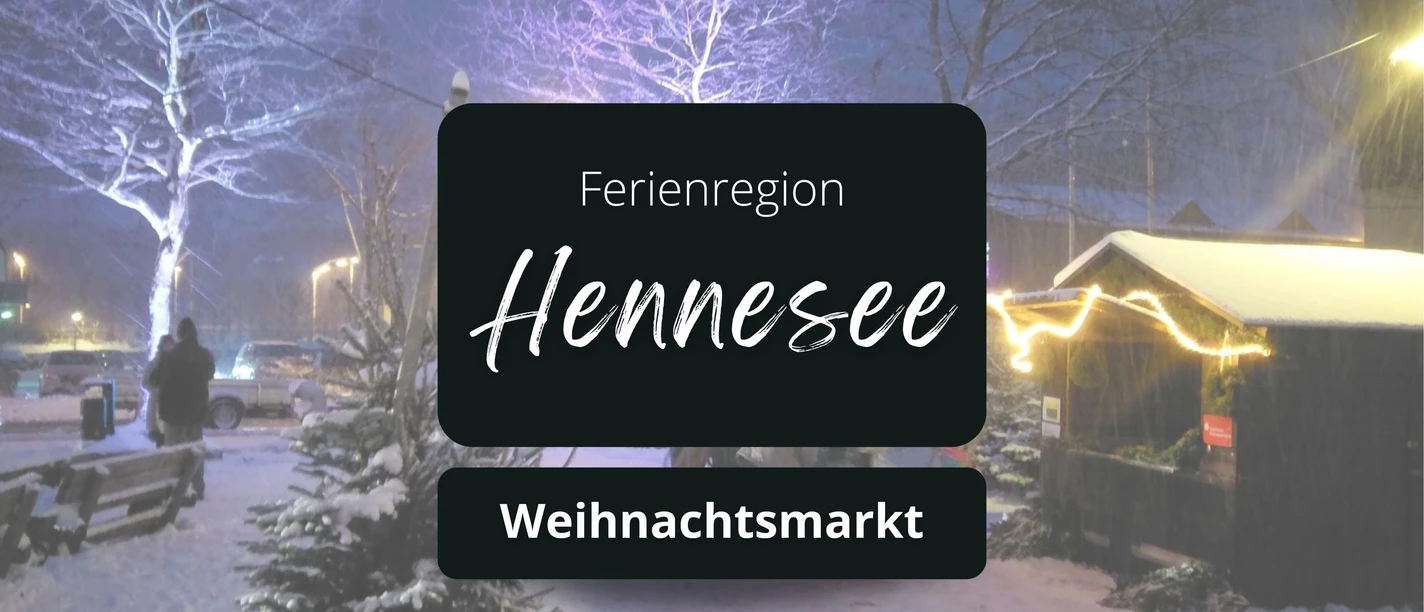 Weihnachtsmarkt Winterlicher Weihnachtsmarkt mit beleuchtetem Stand und schneebedeckten Bäumen.