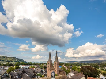 Luftaufnahme von der Altstadt Höxter mit dem Historischen Rathaus und der Kilianikirche im VordergrundAerial view of the old town of Höxter with the historic town hall and the Kiliani church in the foreground