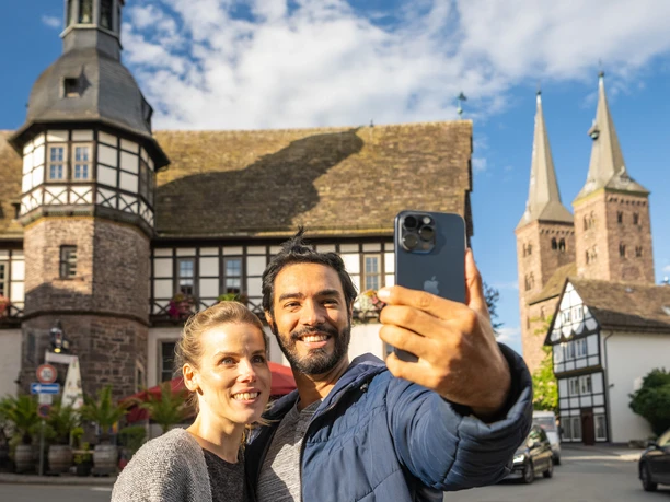 Höxter-Altes Rathaus-Teutoburger-Wald-Stadt Höxter-D-Ketz-141.jpg Selfie machendes Pärchen mit Historischem Rathaus und Kilianikirche im Hintergrund