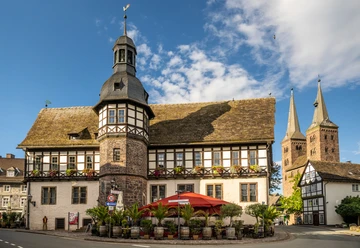 Höxter-Altes Rathaus-Teutoburger-Wald-Stadt Höxter-D-Ketz-142.jpg Ansicht des Historischen Rathauses mit Türmen der Kilianikirche im Hintergrund