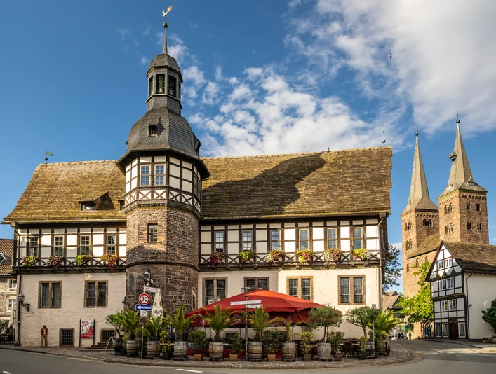 Höxter-Altes Rathaus-Teutoburger-Wald-Stadt Höxter-D-Ketz-142.jpg Ansicht des Historischen Rathauses mit Türmen der Kilianikirche im HintergrundView of the historic town hall with the towers of the Kiliani church in the background