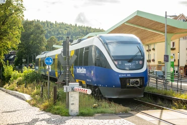 Zug der NordWestBahn am Bahnhof Höxter-RathausNordWestBahn train at Höxter-Rathaus station