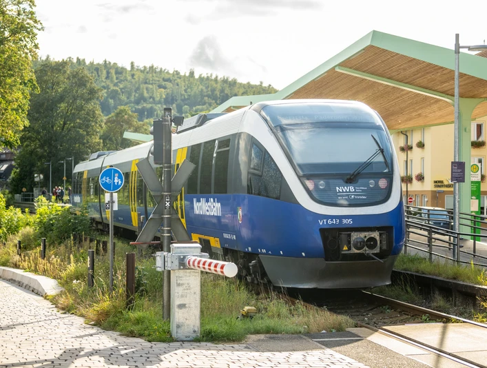 Zug der NordWestBahn am Bahnhof Höxter-RathausNordWestBahn train at Höxter-Rathaus station