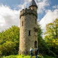 Wanderndes Pärchen am BismarckturmHiking couple at the Bismarck Tower