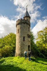 Höxter-Bismarckturm-Teutoburger-Wald-Stadt Höxter-D-Ketz-084.jpg Wanderndes Pärchen am Bismarckturm