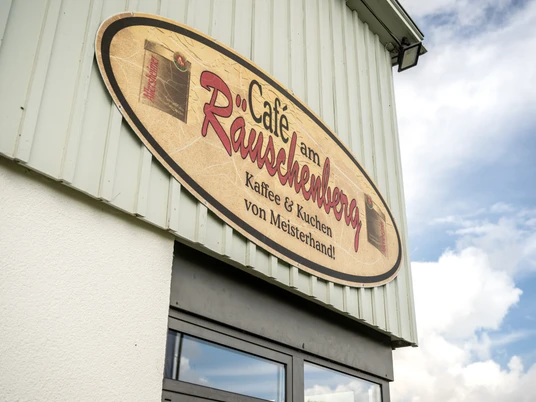 Höxter-Flugplatz Höxter-Holzminden-Teutoburger-Wald-Stadt Höxter-D-Ketz-019.jpg Ovales Werbeschild vom Café am Räuschenberg an HauswandOval advertising sign from the Café am Räuschenberg on the house wall