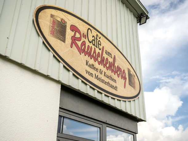 Höxter-Flugplatz Höxter-Holzminden-Teutoburger-Wald-Stadt Höxter-D-Ketz-019.jpg Ovales Werbeschild vom Café am Räuschenberg an Hauswand