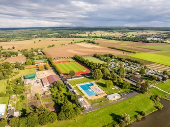 Höxter-Freibad und Sportzentrum-Teutoburger-Wald-Stadt Höxter-D-Ketz-119.jpg Luftbild vom Sportzentrum an der Weser mit Reitanlage, Freibad , Sportplatz und CampingplatzAerial view of the sports center on the Weser with equestrian center, outdoor pool, sports field and campsite