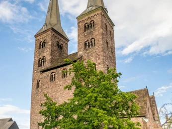Höxter-Kilianikirche-Teutoburger-Wald-Stadt Höxter-D-Ketz-145.jpg Fassade der Kilianikirche mit ihren zwei unterschiedlich hohen Türmen Facade of the Kiliani church with its two towers of different heights