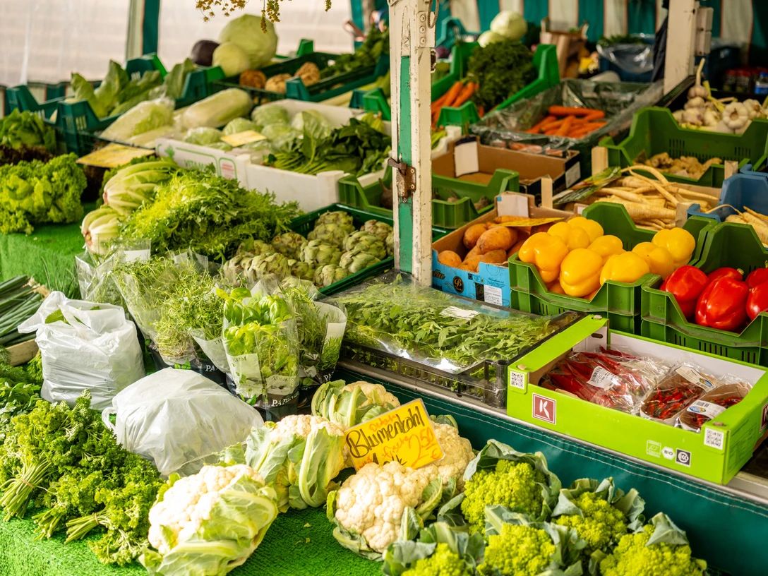 Höxter-Marktstraße-Teutoburger-Wald-Stadt Höxter-D-Ketz-003.jpg Gemüseauslage an einem Stand des Wochenmarktes