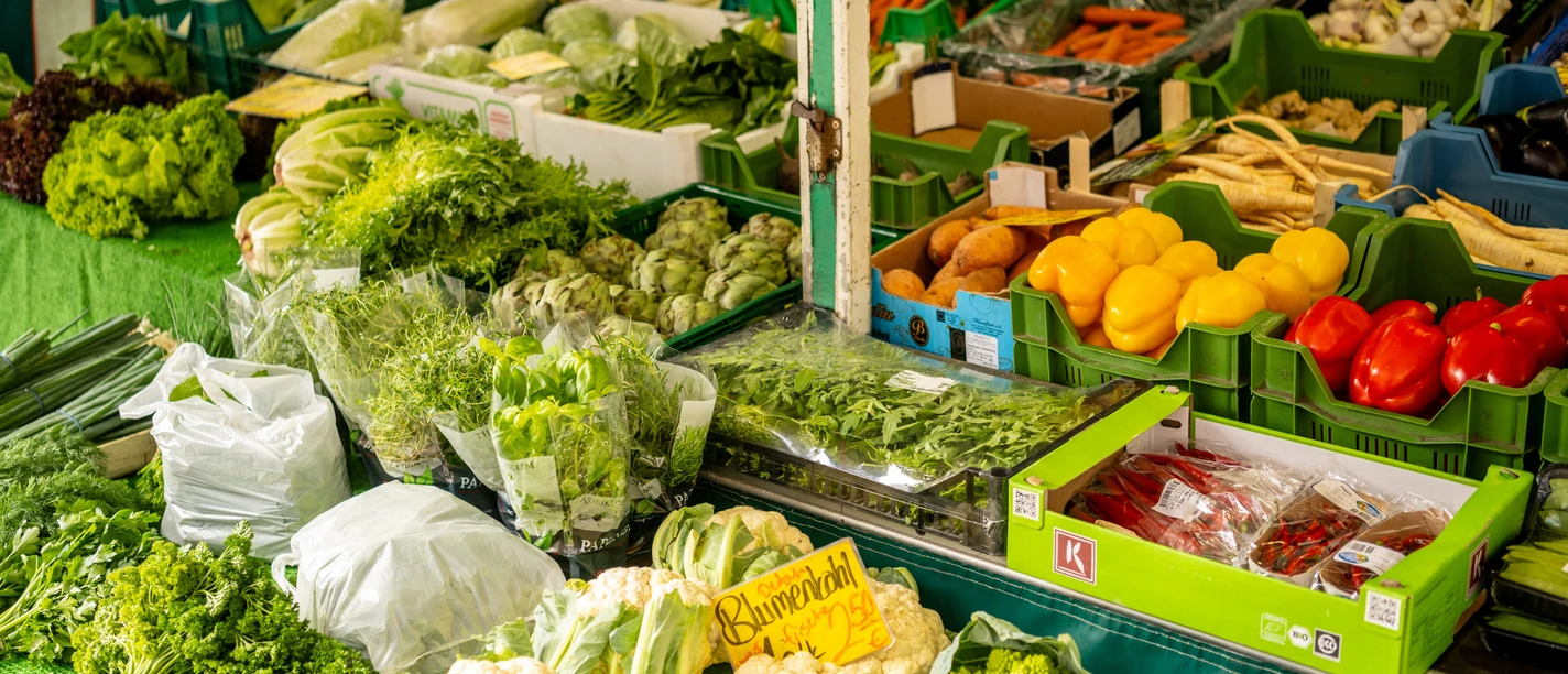 Höxter-Marktstraße-Teutoburger-Wald-Stadt Höxter-D-Ketz-003.jpg Gemüseauslage an einem Stand des Wochenmarktes