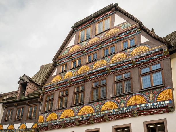 Höxter-Marktstraße-Teutoburger-Wald-Stadt Höxter-D-Ketz-152.jpg Ansicht eines mit bunten Schnitzerereien versehenen Fachwerkgiebels