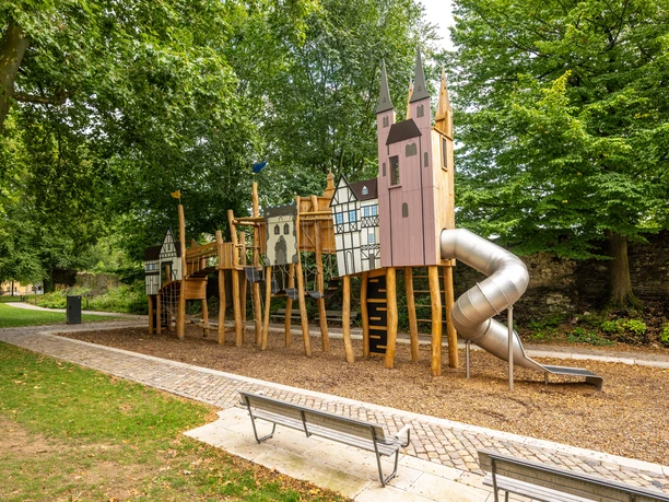 Höxter-Spielplatz Welt des Mittelalters-Teutoburger-Wald-Stadt Höxter-D-Ketz-174.jpg Spiel- und Kletterturm aus Holz mit Rutsche