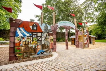 Höxter-Spielplatz Welt des Mittelalters-Teutoburger-Wald-Stadt Höxter-D-Ketz-175.jpg Spielplatzwand mit historischer Marktszene und Gucklöchern
