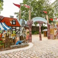 Höxter-Spielplatz Welt des Mittelalters-Teutoburger-Wald-Stadt Höxter-D-Ketz-175.jpg Spielplatzwand mit historischer Marktszene und Gucklöchern Playground wall with historical market scene and peepholes