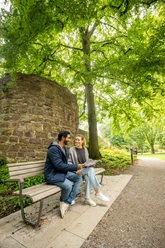 Höxter-Stadtmauer-Teutoburger-Wald-Stadt Höxter-D-Ketz-171.jpg Auf einer Bank sitzendes Pärchen vor der historischen Stadtmauer
