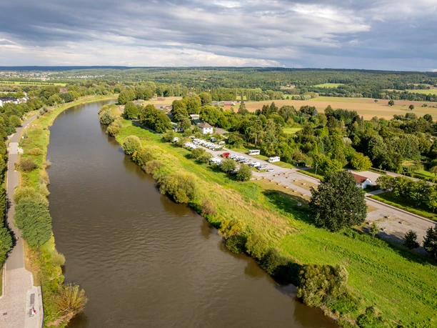 Die Weser von oben mit Wohnmobilstellpatz an rechten Weserufer und Blick in die Landschaft