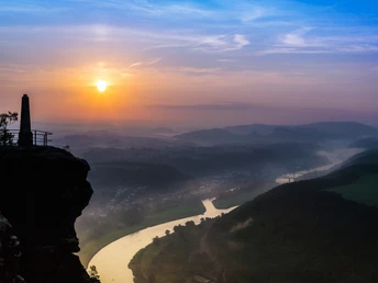 Sonnenaufgang mit Obelisk vom Lilienstein