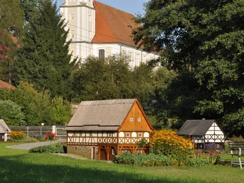Umgebinde-Häuselpark an Deutschlands größter Dorfkirche in Cunewalde