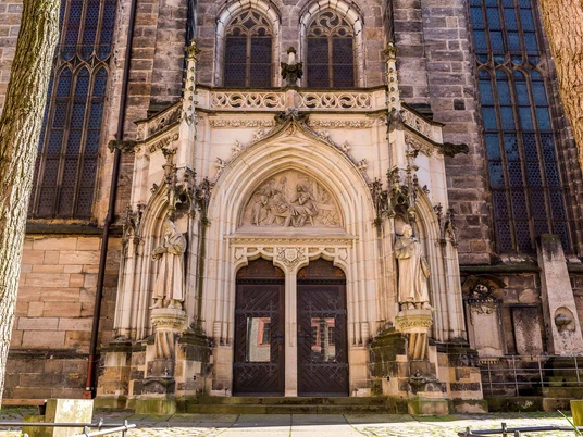 Eingangsportal der Stadtkirche St. Marien in Pirna