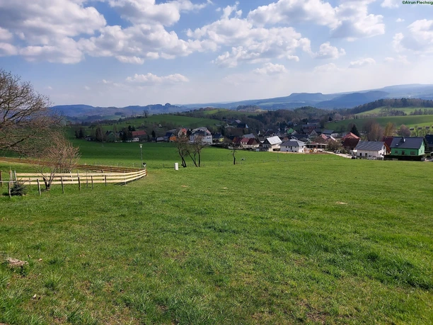 Aussicht nach Goßdorf, zu den Schrammsteinen, den linkselbischen Zschirnsteinen und dem Hohen Schneeberg