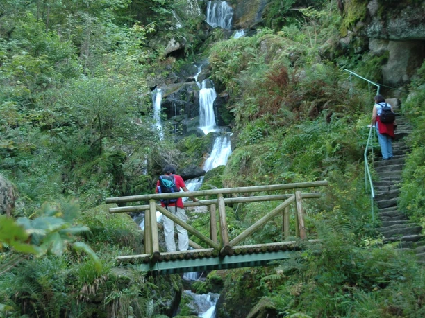 Brücke über den Wasserfall